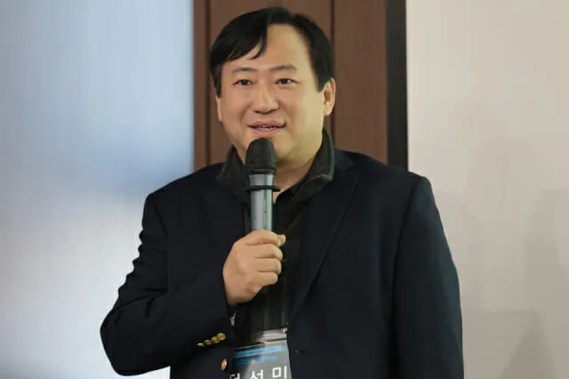 27일 2026 게임산업 전망 신년 토론회에서 발제 중인 가천대 전성민 교수