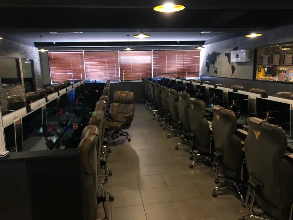 T1 베이스캠프 - 프리미엄화로 살아남은 PC방