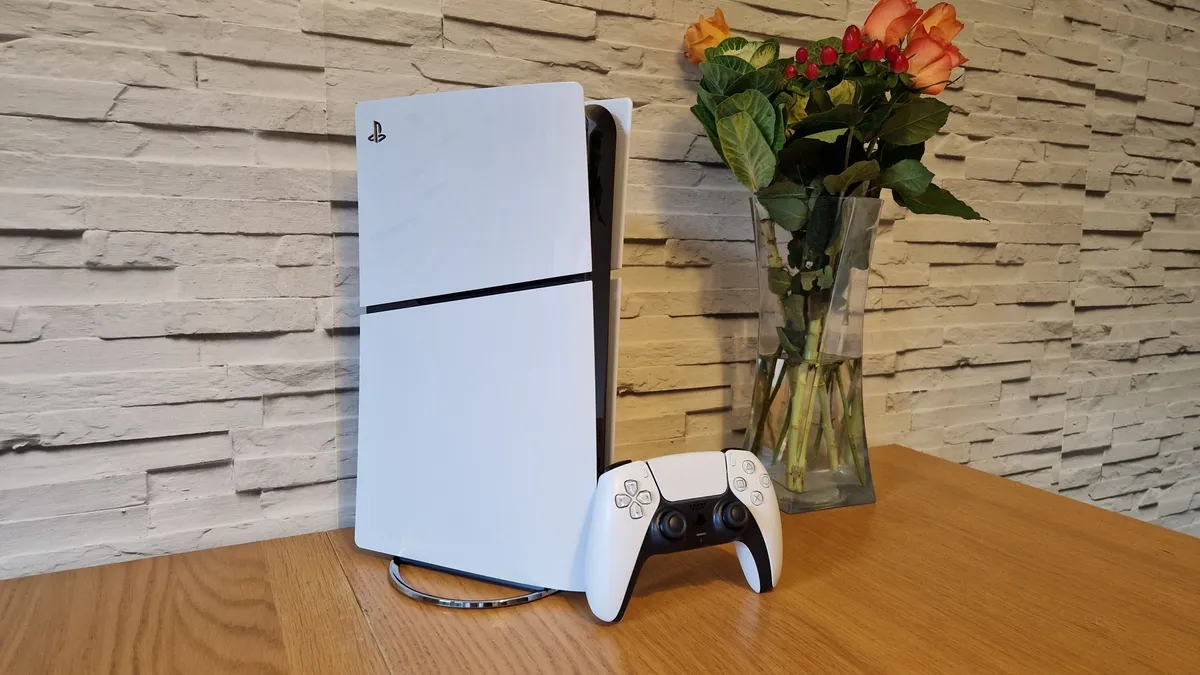 가격이 인상된 PS5 슬림 본체와 듀얼센스 컨트롤러